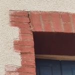 Lézardes et fissures sur maison ancienne mais incidemment cachées.