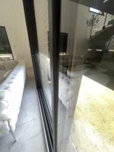Litige sur pose menuiserie Aluminium baie avec non respect des Règles de l'art et DTU sur 56000 VANNES 