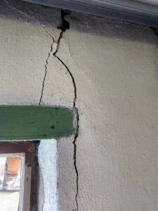 Comment identifier si les fissures sont d'origine du RGA / RETRAIT & GONFLEMENT des ARGILES sur 44000 NANTES.