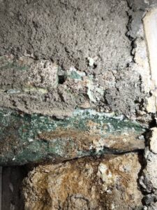 Rechercher d'où vient l'humidité avec début de mérule en déposant des doublages à la BAULE-ESCOUBLAC 44500 