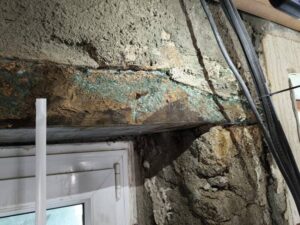 Rechercher d'où vient l'humidité avec début de mérule en déposant des doublages à la BAULE-ESCOUBLAC 44500 